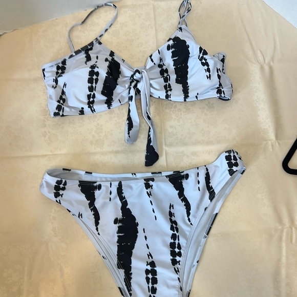 Shein two-piece High waisted Black/White Swimsuit/Bathing suit. Size 3XL - Picture 1 of 7